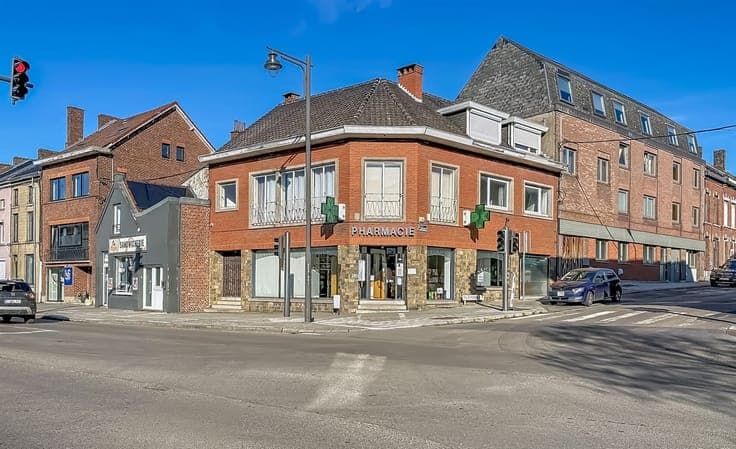MAISON DE COMMERCE AVEC APPARTEMENT IDEALEMENT SITUEE