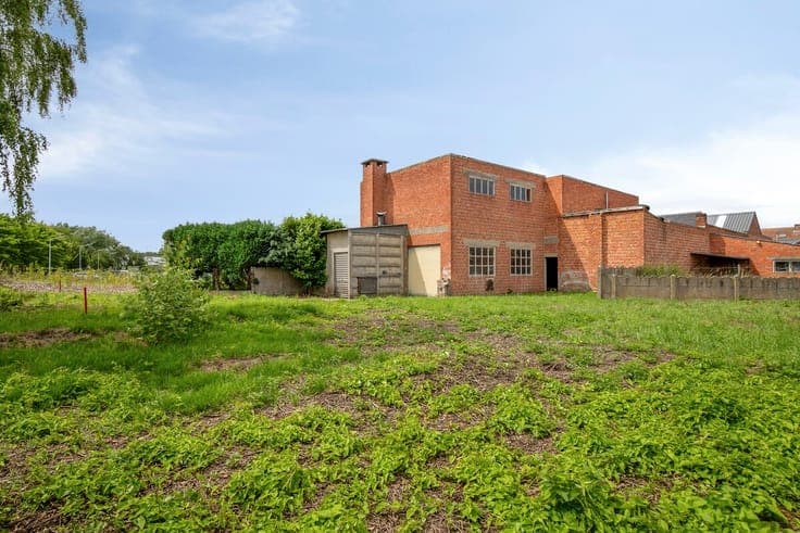 Te renoveren woonhuis met vergund magazijn (612 m²) te Ke...