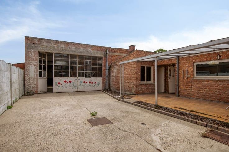 Te renoveren woonhuis met vergund magazijn (612 m²) te Ke...