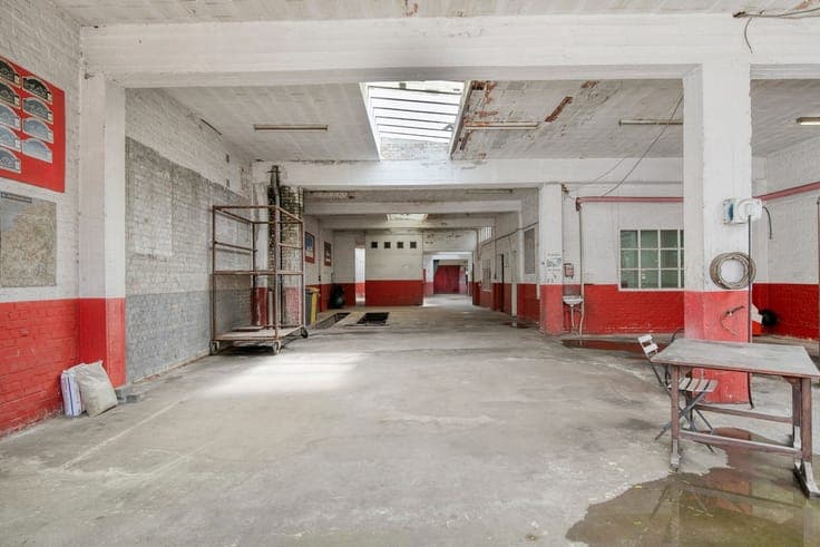 Te renoveren woonhuis met vergund magazijn (612 m²) te Ke...