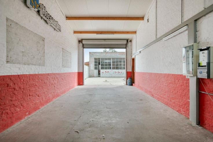 Te renoveren woonhuis met vergund magazijn (612 m²) te Ke...