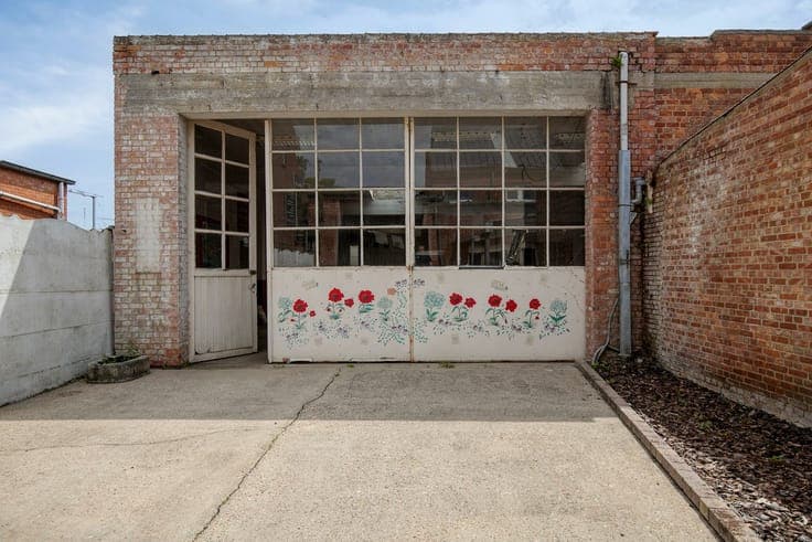 Te renoveren woonhuis met vergund magazijn (612 m²) te Ke...