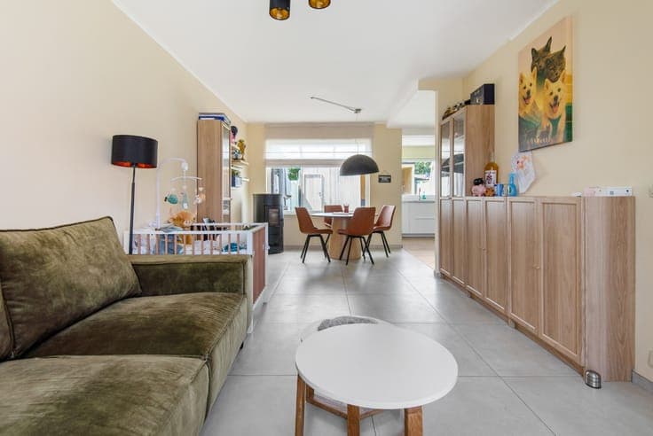 Centraal gelegen, gerenoveerde woning met 3 slpk. en west...