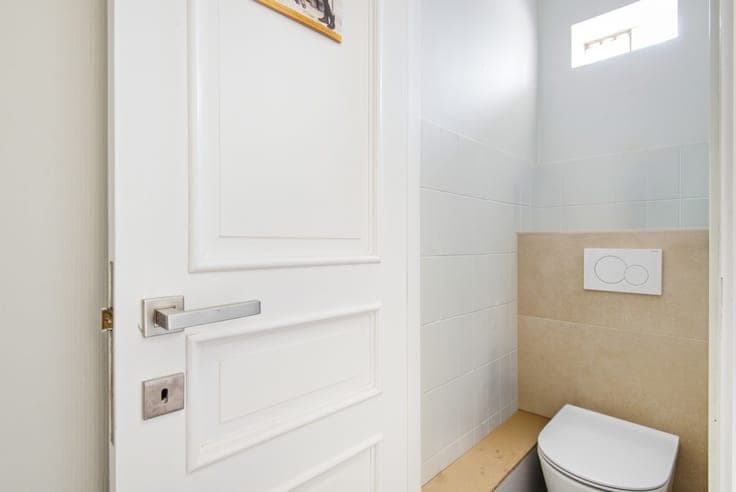 Centraal gelegen, gerenoveerde woning met 3 slpk. en west...