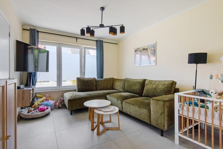 Centraal gelegen, gerenoveerde woning met 3 slpk. en west...