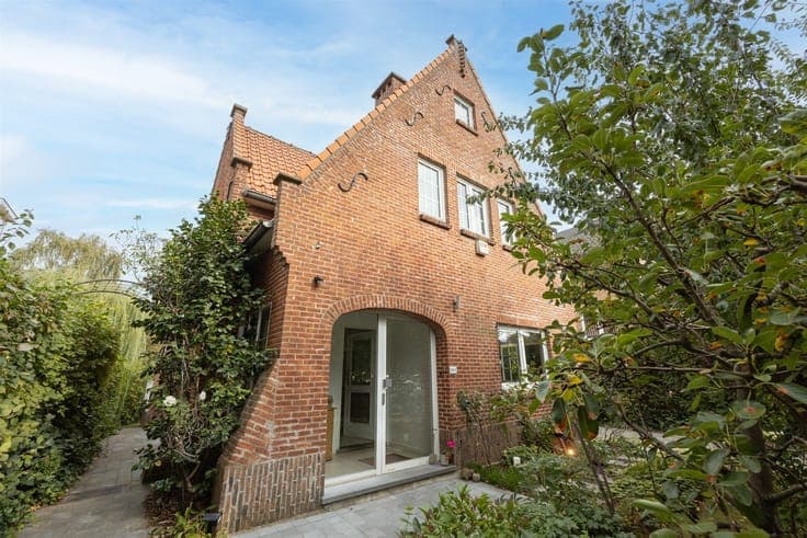Charming 4-bedroom villa with a pool and a beautiful garden