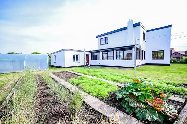 House with garden, garage and outbuilding