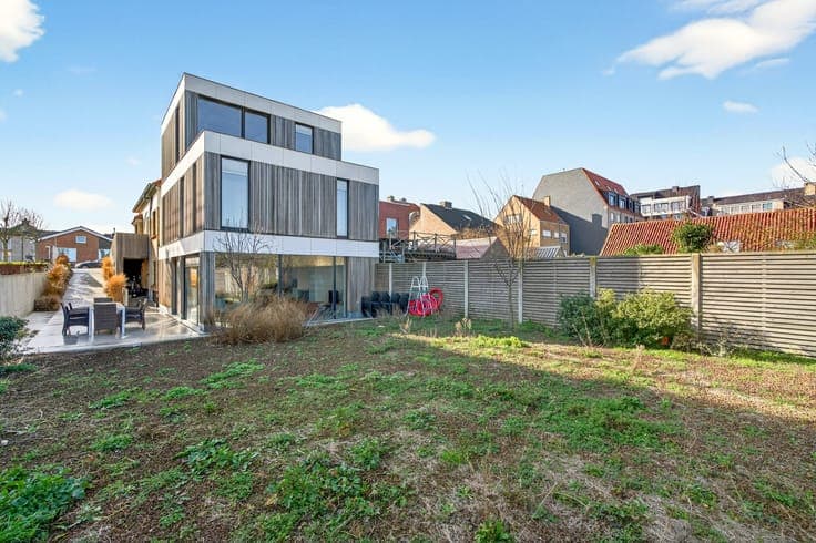 A unique and spacious family home with 5–7 bedrooms and 3...