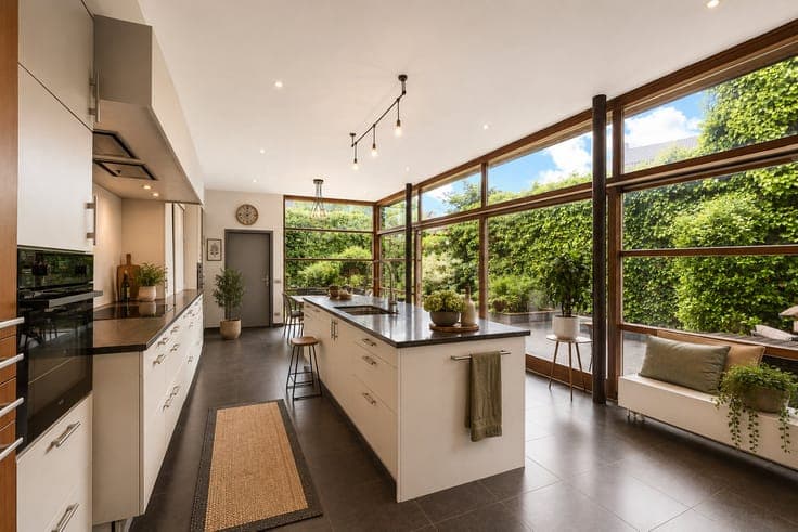 Charming townhouse with 5 bedrooms & garden in city centre