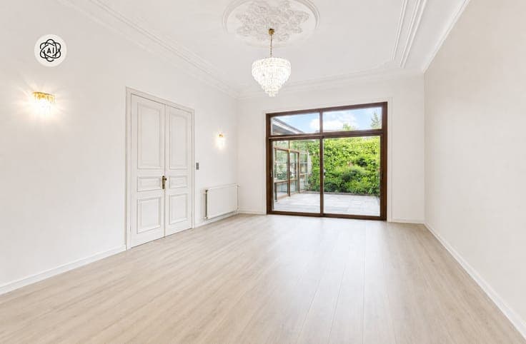Charming townhouse with 5 bedrooms & garden in city centre