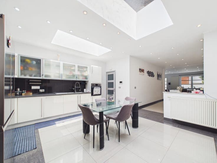 4-Bedroom House with TERRACE & GARDEN