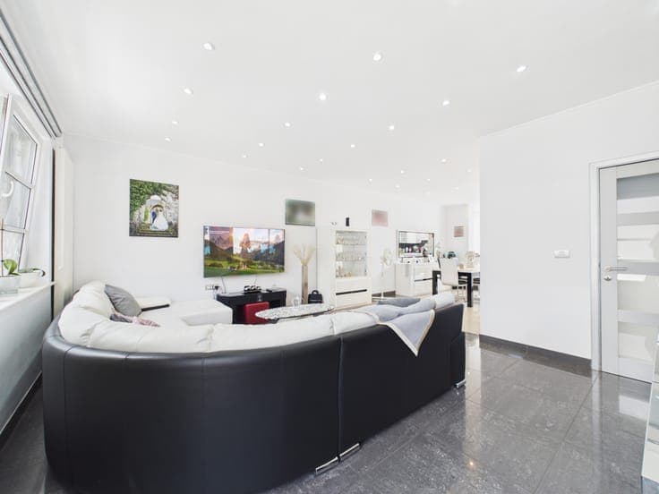 4-Bedroom House with TERRACE & GARDEN