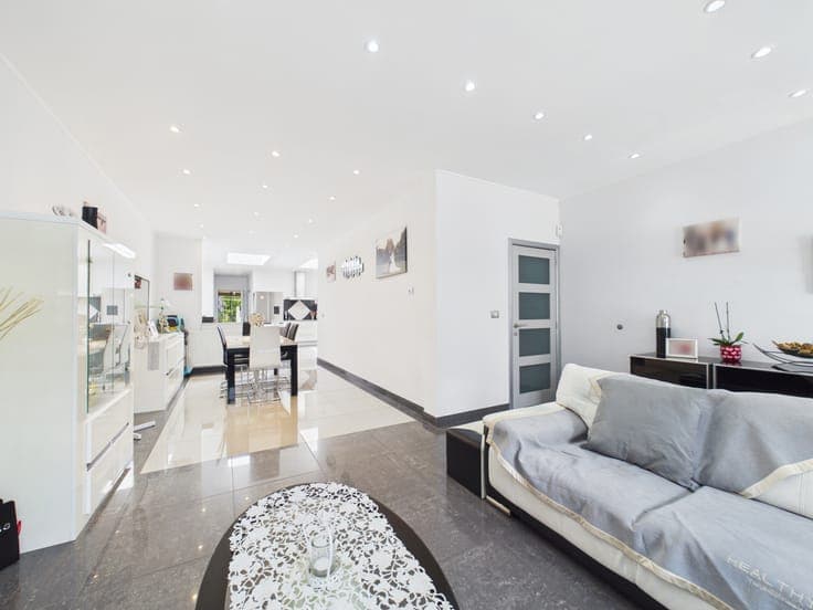 4-Bedroom House with TERRACE & GARDEN