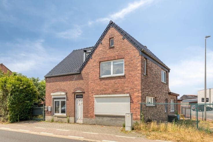 Investment property with two units in a central location