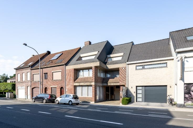 Unieke en ruime woning met geïntegreerd kantoor, 4 slpks ...