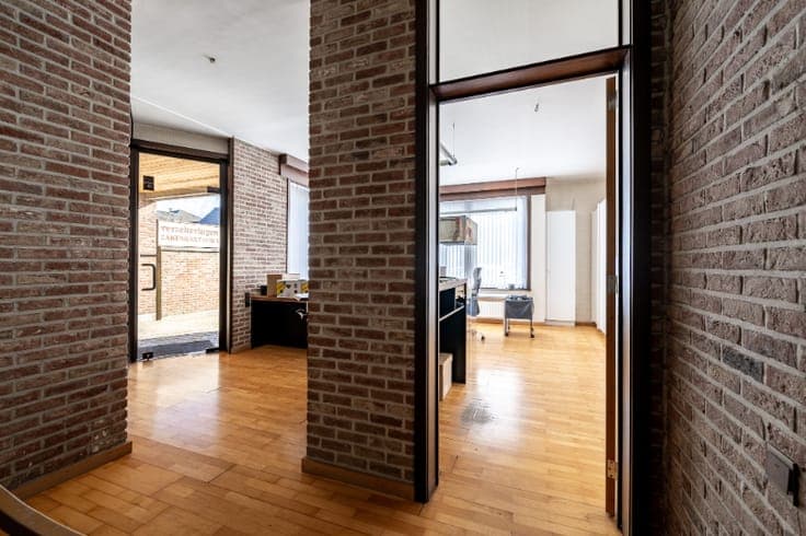 Unieke en ruime woning met geïntegreerd kantoor, 4 slpks ...