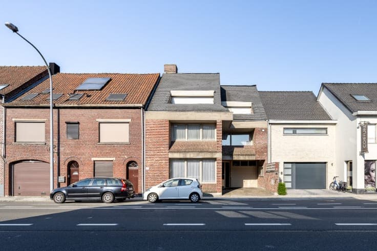 Unieke en ruime woning met geïntegreerd kantoor, 4 slpks ...
