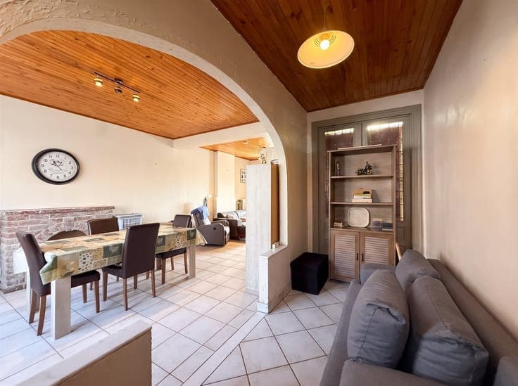 Immeuble comprenant une maison et un appartement