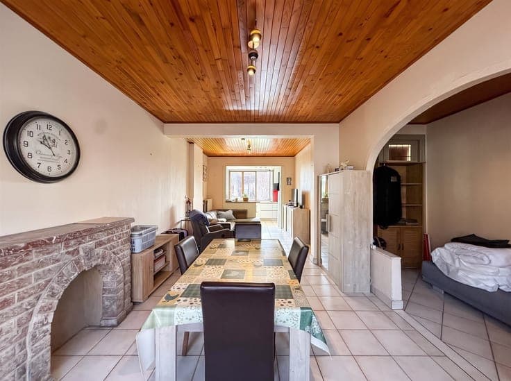 Immeuble comprenant une maison et un appartement