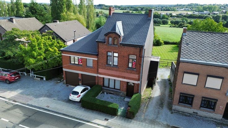 Immeuble comprenant une maison et un appartement