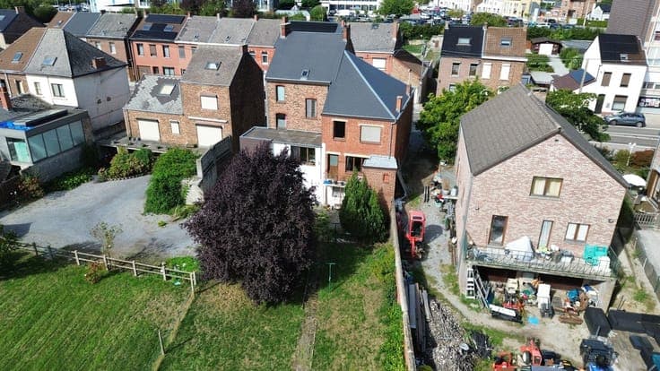 Immeuble comprenant une maison et un appartement