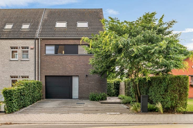 Beautiful semi-detached home with a dream garden