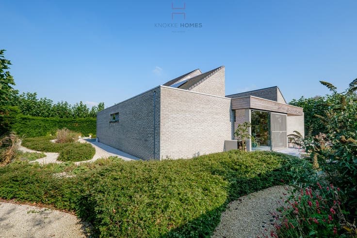 Bijzonder ruime en zeer rustig gelegen villa in Damme-Sij...
