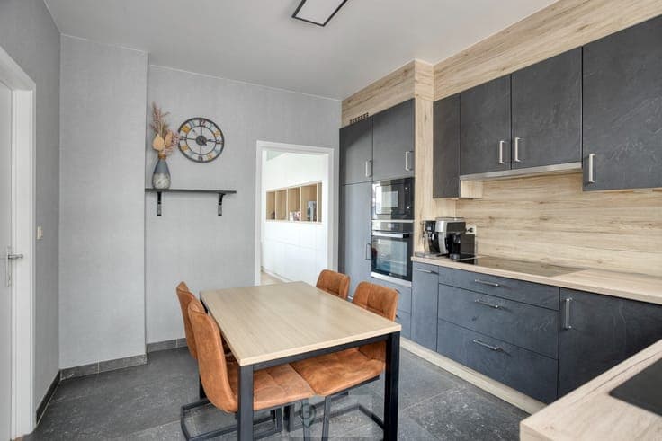 Instapklare gezinswoning, garage en prachtige tuin