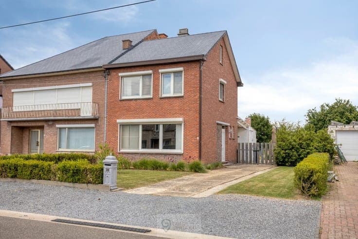 Instapklare gezinswoning, garage en prachtige tuin