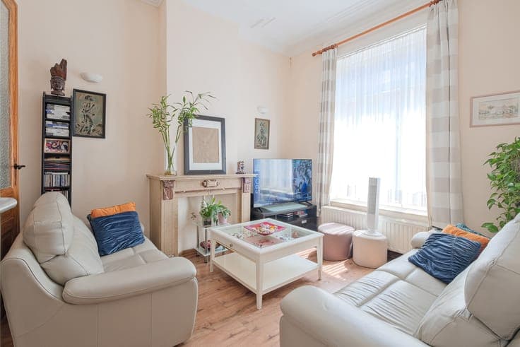 Saint-Gilles: Beautiful 4-bedroom house, courtyard, parking.