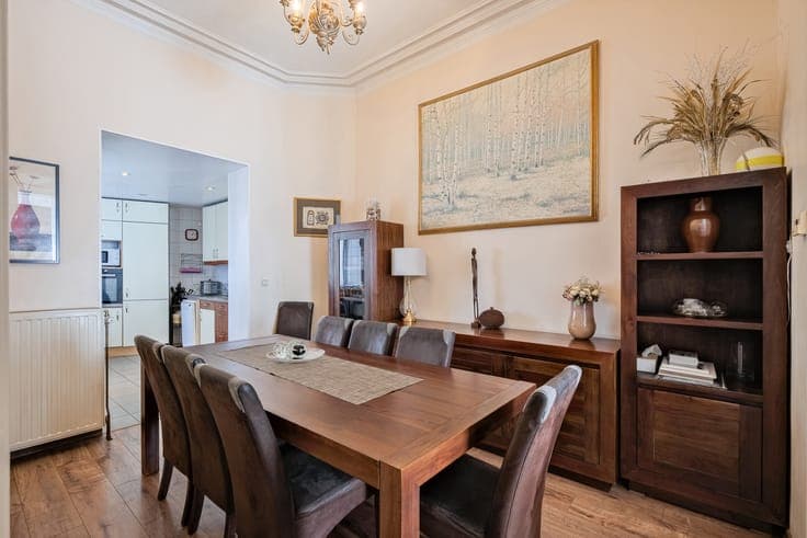 Saint-Gilles: Beautiful 4-bedroom house, courtyard, parking.