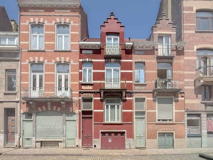 Saint-Gilles: Beautiful 4-bedroom house, courtyard, parking.