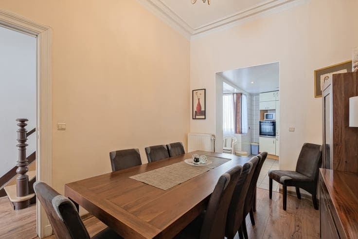 Saint-Gilles: Beautiful 4-bedroom house, courtyard, parking.
