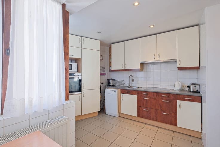 Saint-Gilles: Beautiful 4-bedroom house, courtyard, parking.