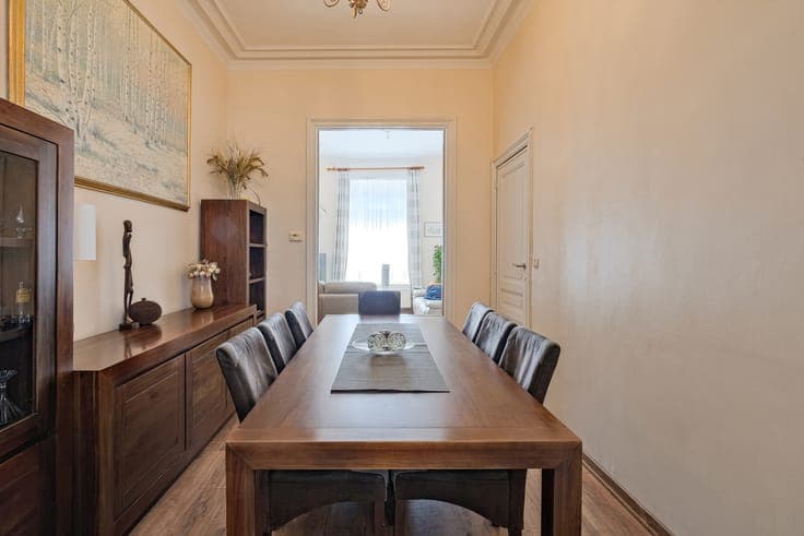 Saint-Gilles: Beautiful 4-bedroom house, courtyard, parking.