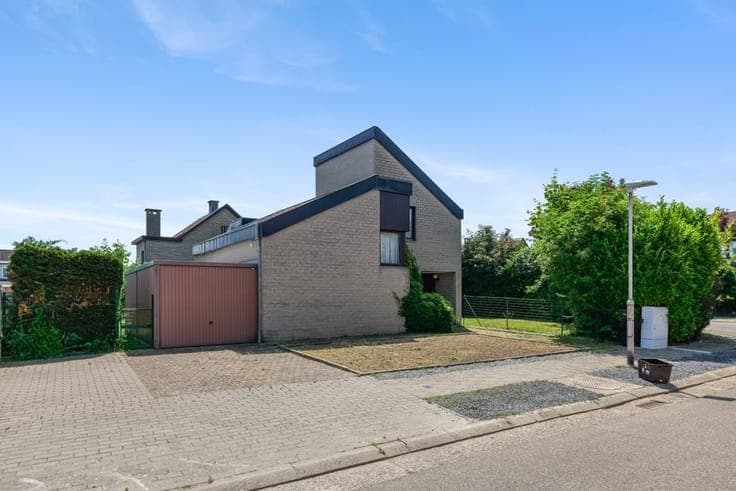 OP TE FRISSEN GEZINSWONING MET GARAGE OP EEN MOOI PERCEEL...