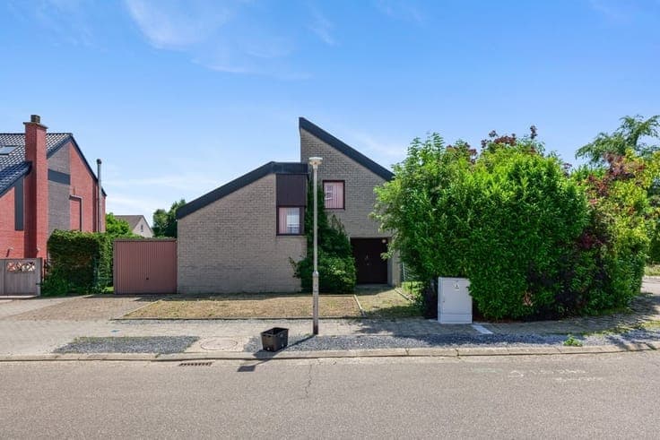 OP TE FRISSEN GEZINSWONING MET GARAGE OP EEN MOOI PERCEEL...