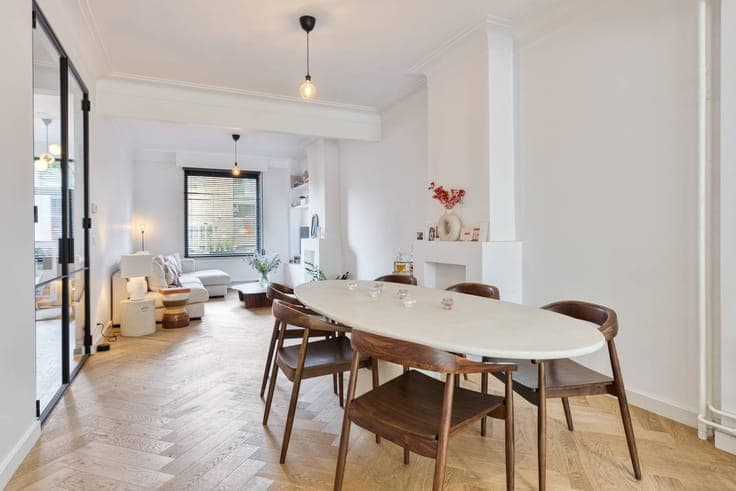 Charming house with high-end finish and sunny garden