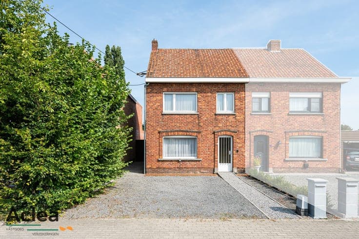 Te renoveren halfopen bebouwing op mooi perceel van 444m²
