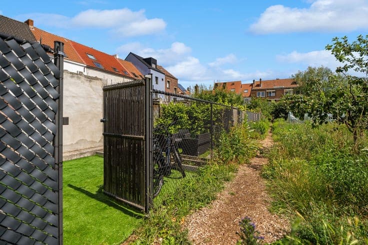 Surprisingly spacious home with unique rear access!
