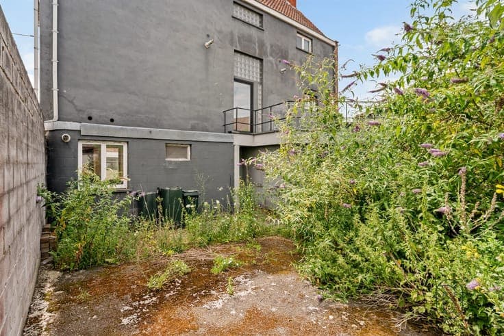 5-room home in need of renovation, with parking