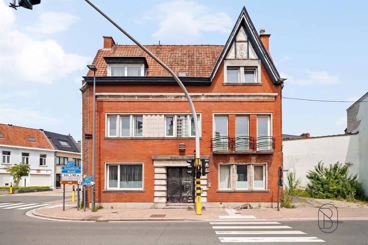 5-room home in need of renovation, with parking