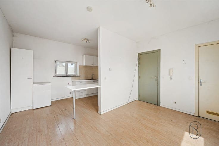 5-room home in need of renovation, with parking