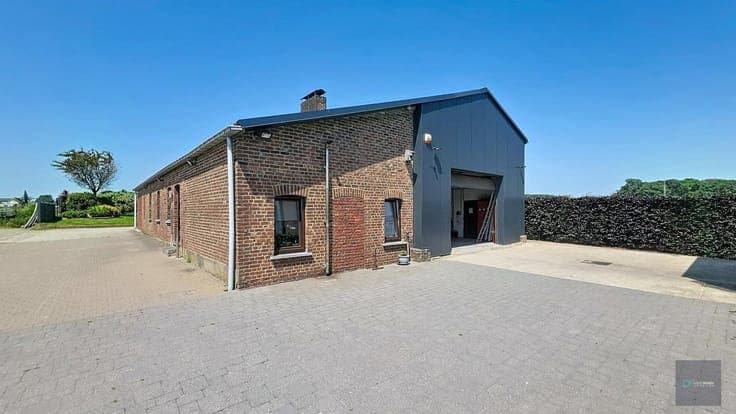Propriété avec maison 280 m², entrepôt 170m² + appart 2 ch