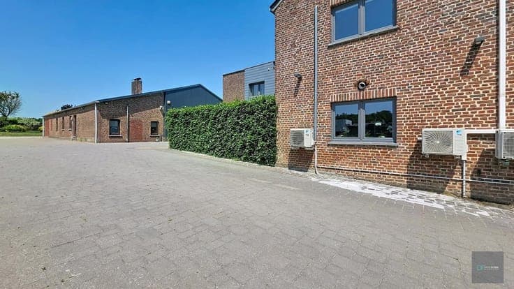Propriété avec maison 280 m², entrepôt 170m² + appart 2 ch
