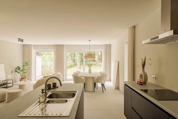 Volledig afgewerkte halfopen nieuwbouwwoning met grote tuin