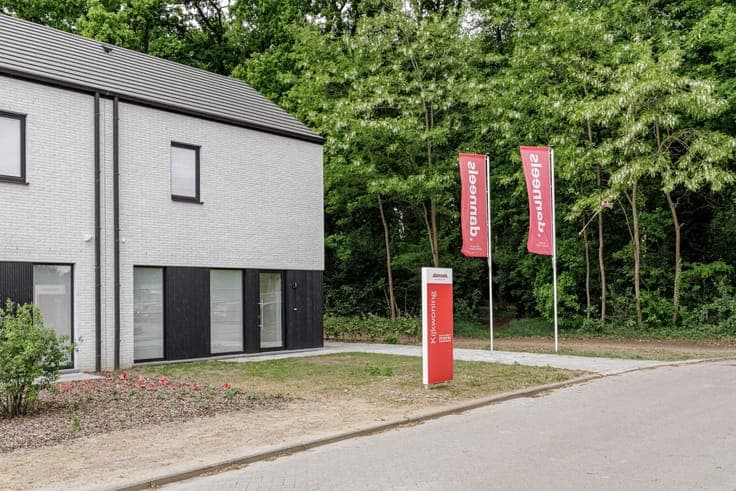 Volledig afgewerkte halfopen nieuwbouwwoning met grote tuin
