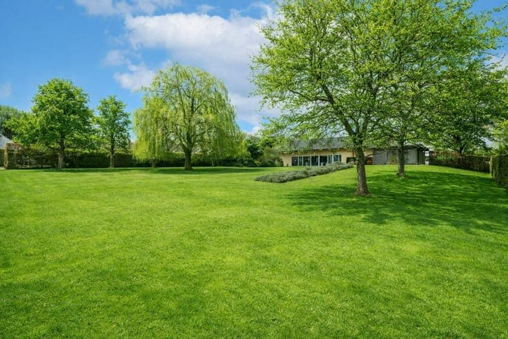 Spacious villa with natural light in Tielt