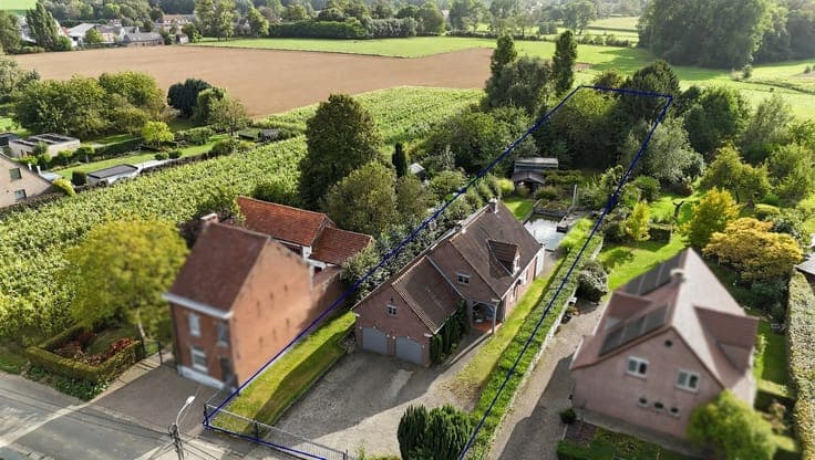 Quietly located open-plan development with a swimming pond –