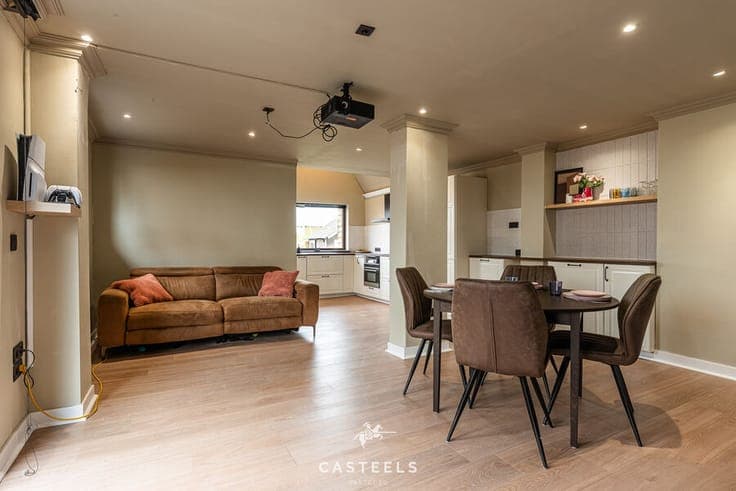 Move-in ready detached house with garage, garden, and open v